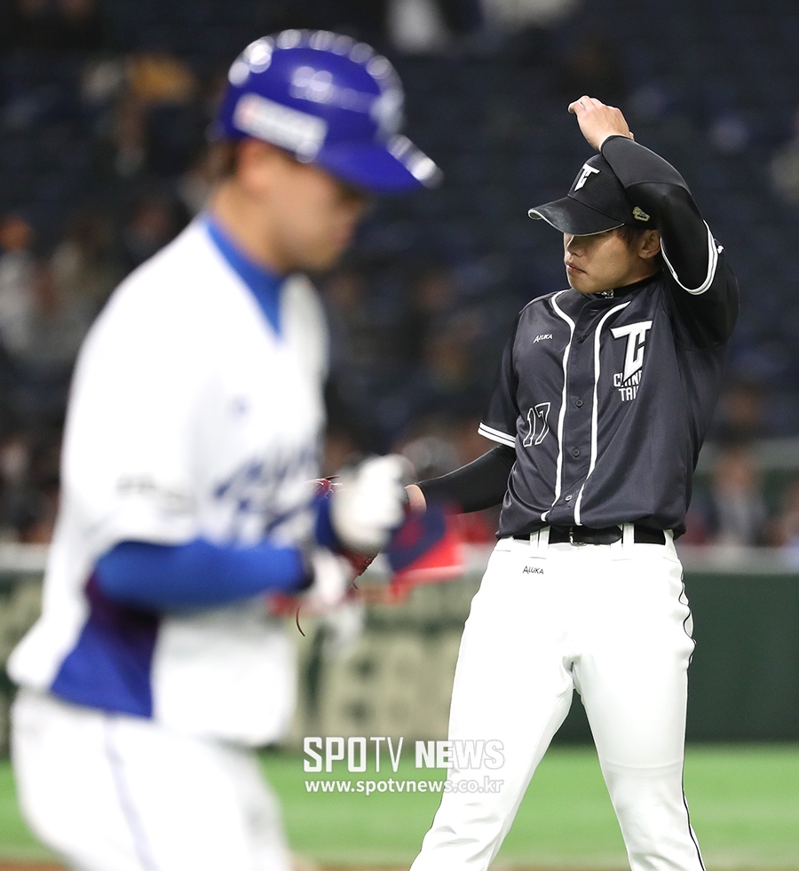 [포토S] 볼넷 허용하는 대만 선발 천관위