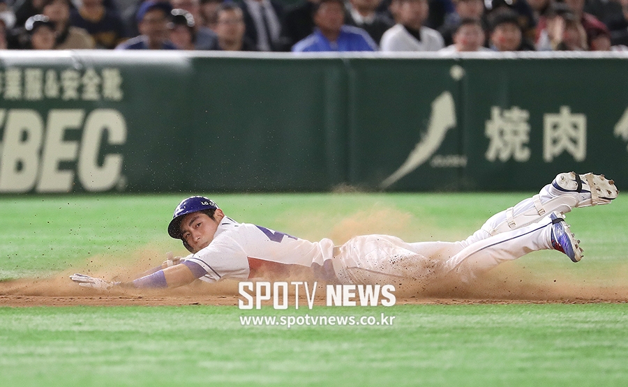 [포토S] 이정후, 모래 바람 일으키며 3루까지 슬라이딩