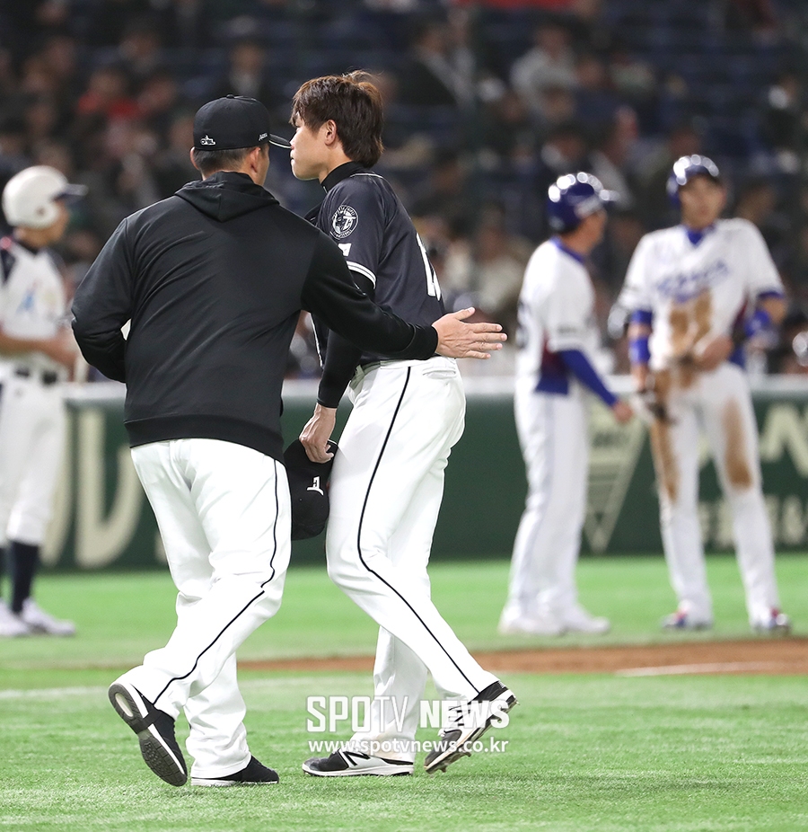 [포토S] 이정후에게 적시타 맞고 교체되는 천관위