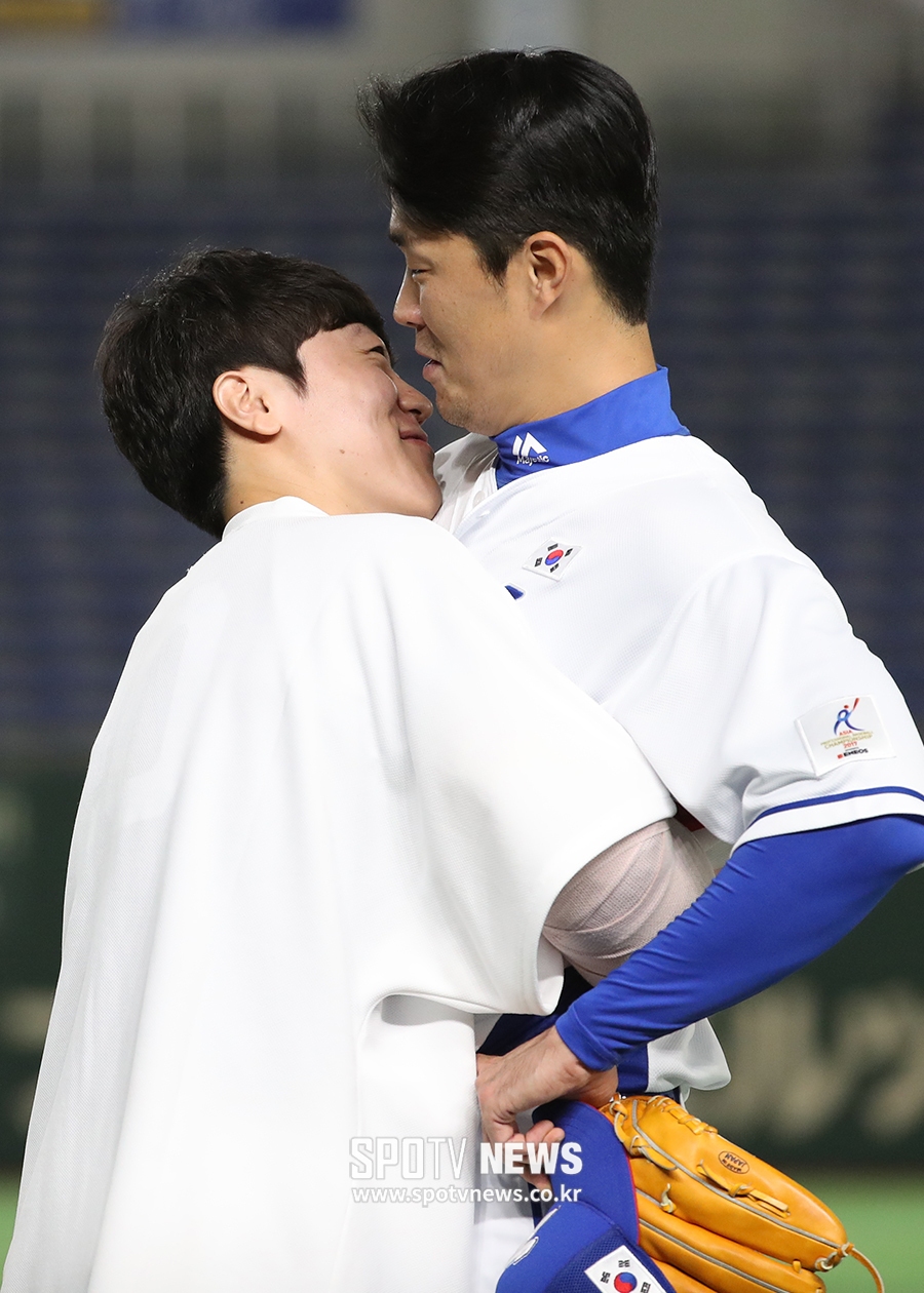 [포토S] 박진형, 장필준에 아기처럼 포옥~