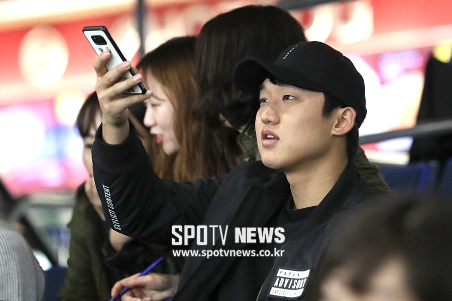 [포토S] 일본-대만전 지켜보는 구창모