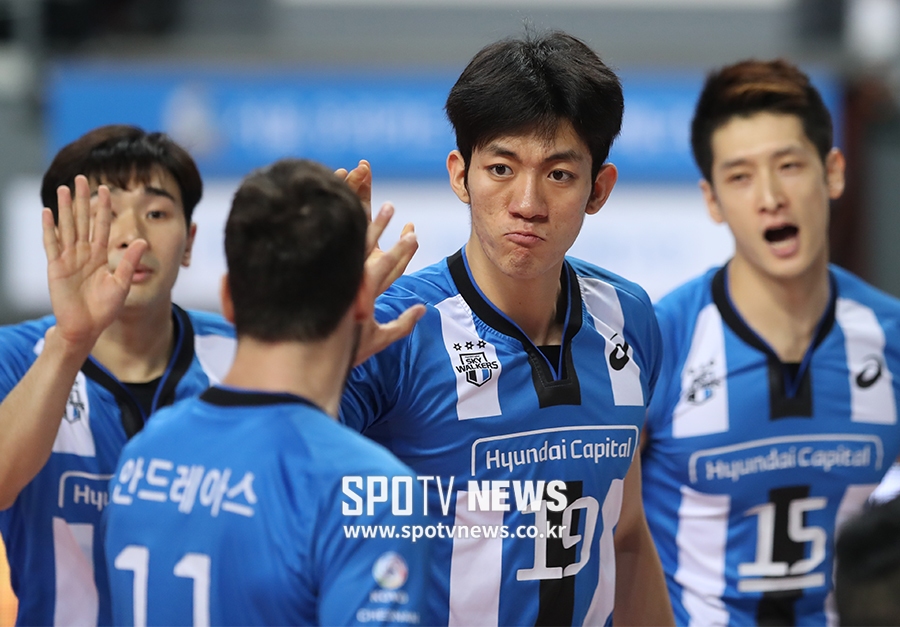 [포토S] 김재휘, 든든한 표정으로 하이파이브