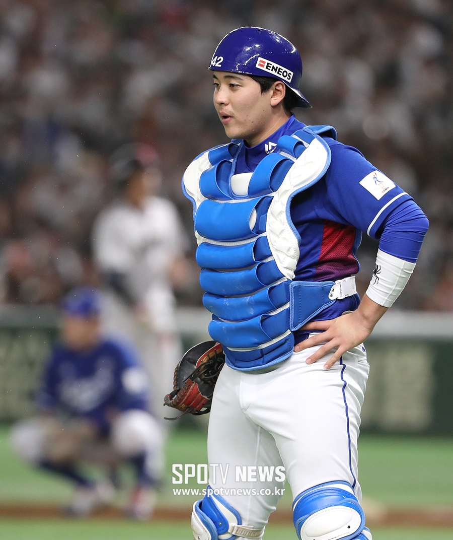 [포토S] 한승택, '잘못된 판단으로 무사 1,2루 위기'