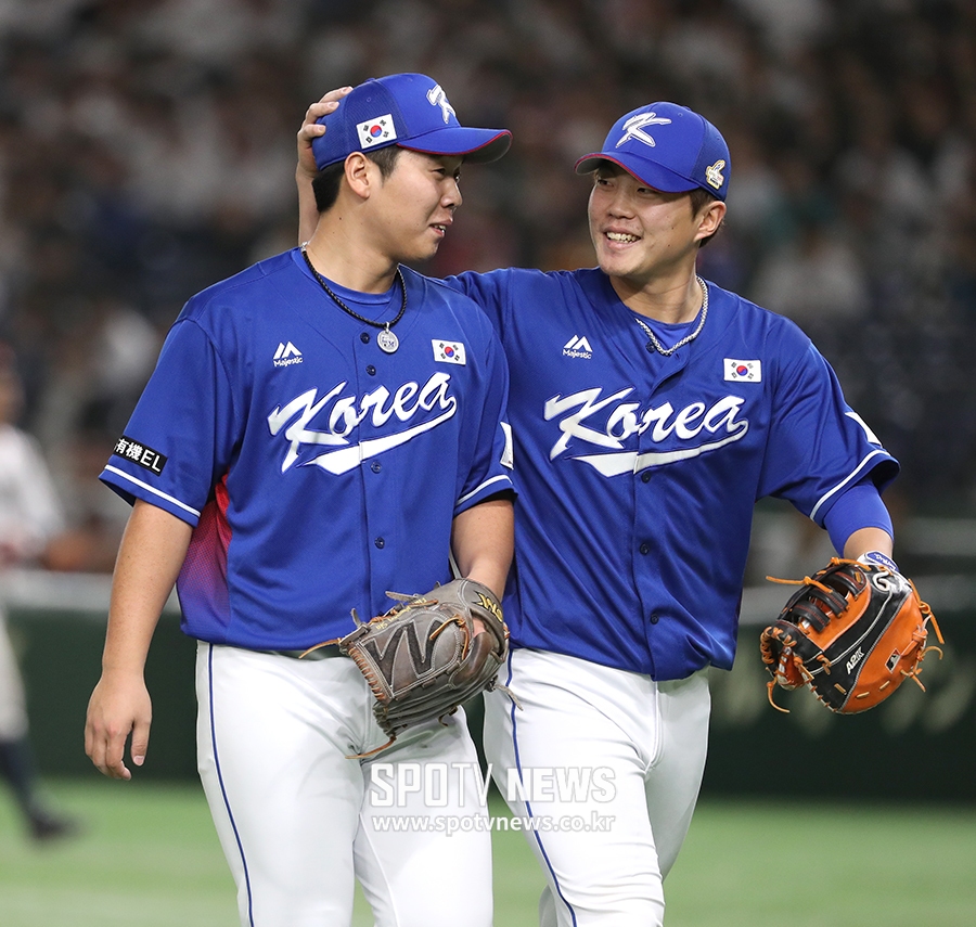[포토S] 류지혁, 김명신을 '쓰담쓰담'