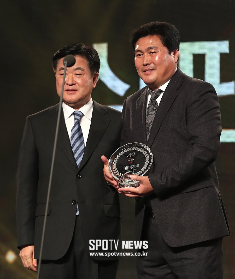 [포토S] 공로패 받는 우상일 심판