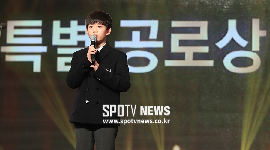 [포토S] 하늘에 계신 아버지께 인사하는 고 조진호 감독의 아들