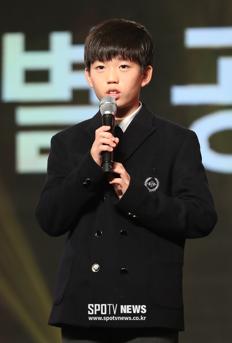 [포토S] 고 조진호 감독 대신해 시상식에 나선 아들 한민군