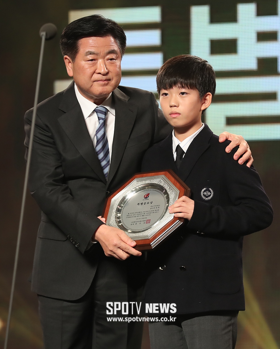 [포토S] 특별 공로상 고 조진호 감독, 시상식에 나선 아들 한민군