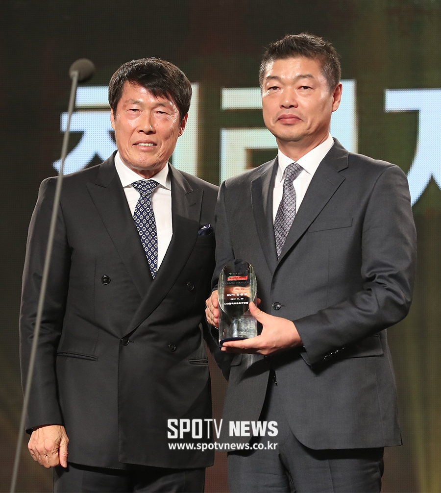 [포토S] 차범근 감독과 기념촬영 하는 김종부 감독