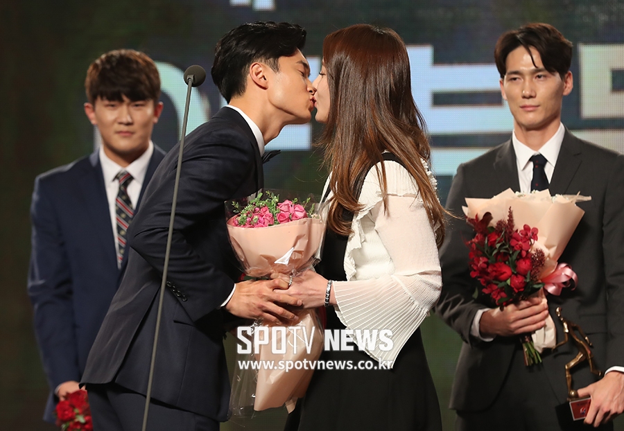 [포토S] 김진수, 아내와 과감한 입맞춤