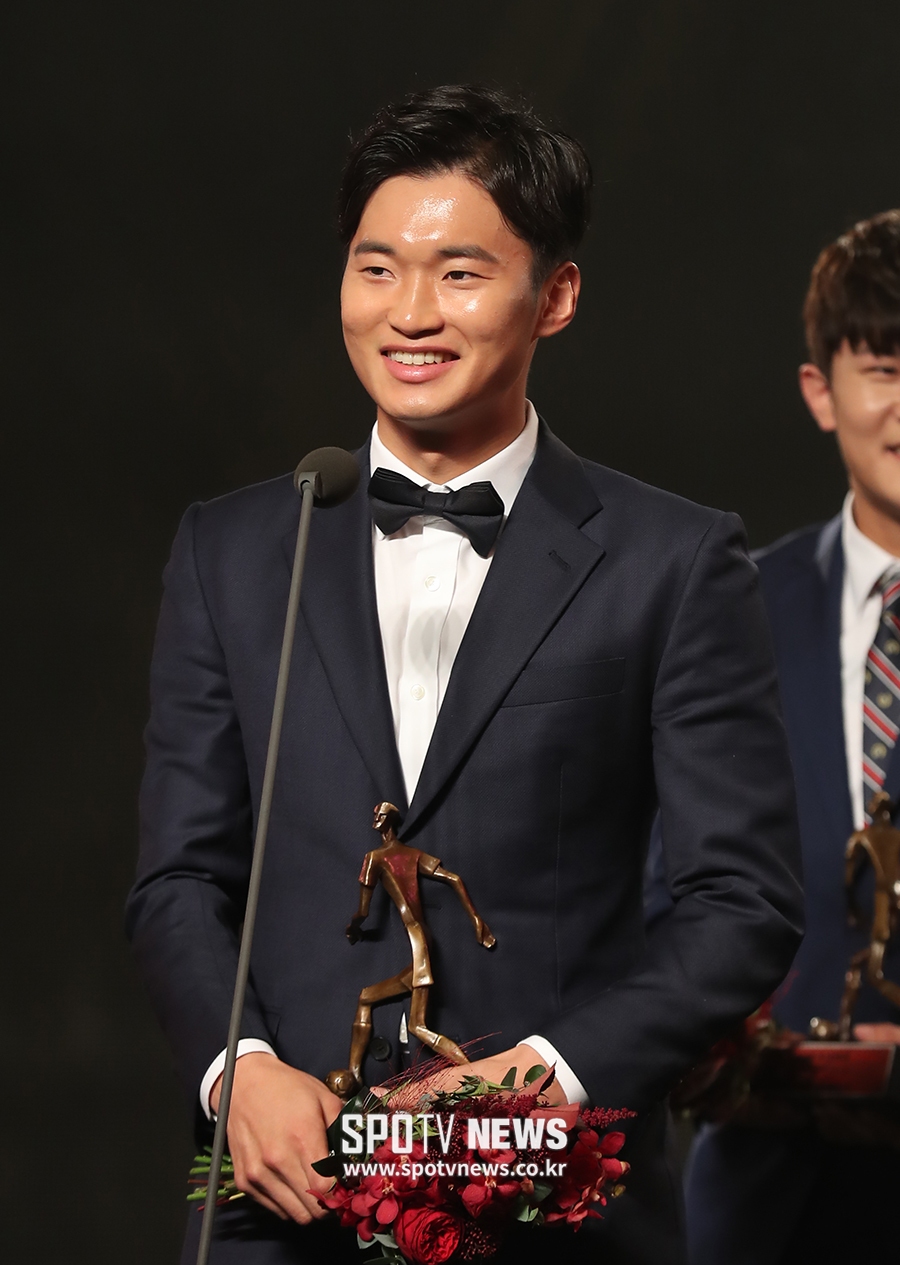 [포토S] 김진수, 베스트 11 수비수의 환한 미소