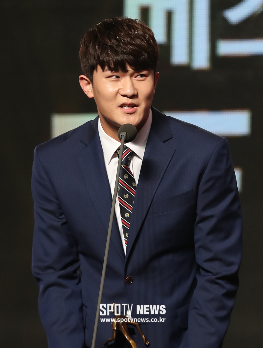 [포토S] 김민재, 2관왕에 오른 루키 플레이어