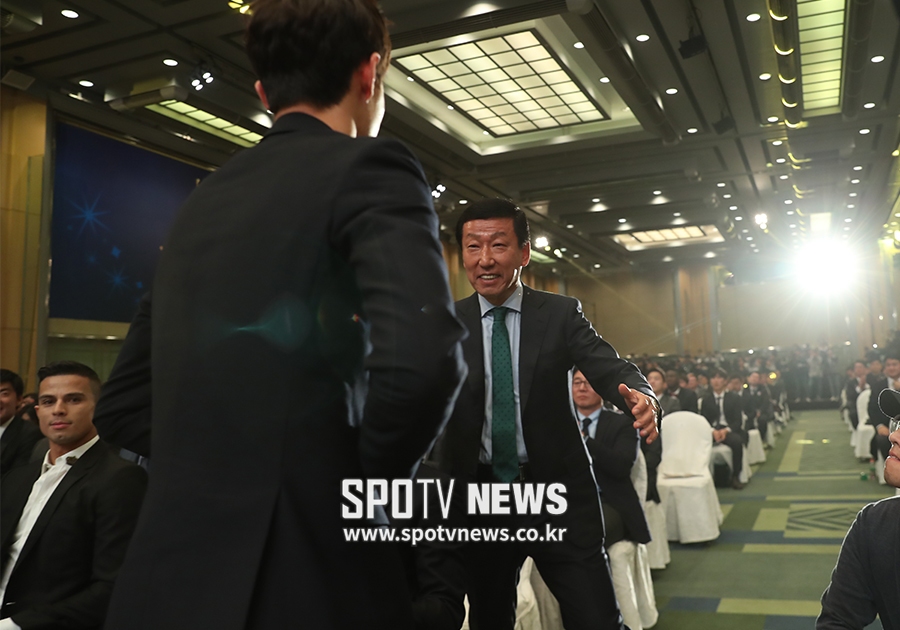 [포토S] MVP 이재성, 최강의 감독에게 가장 큰 축하