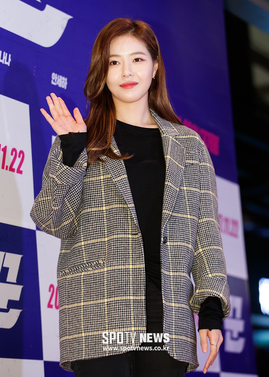 [포토S] 손인사하는 배우 박하나