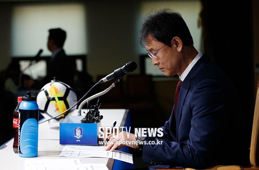 [포토S] 취재진의 질문 메모하는 윤덕여 감독