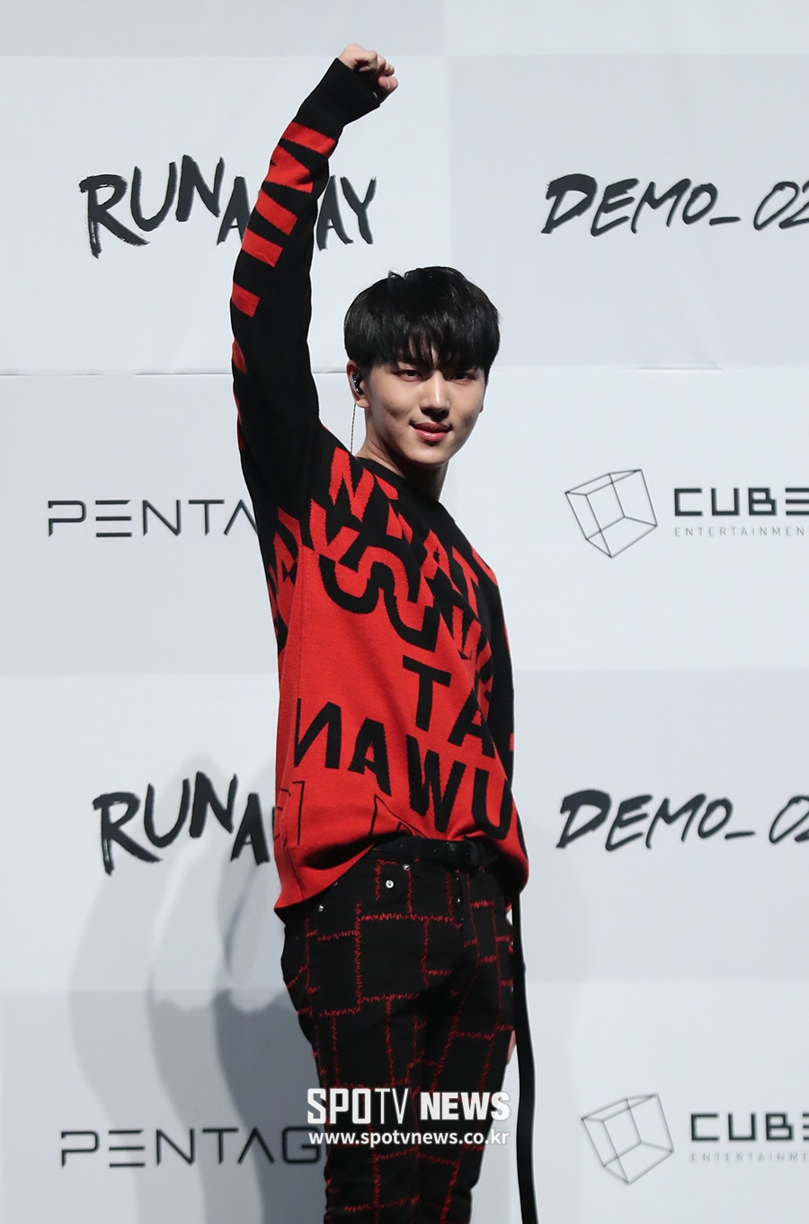 [포토S] 펜타곤 키노, 토르 망치 들고