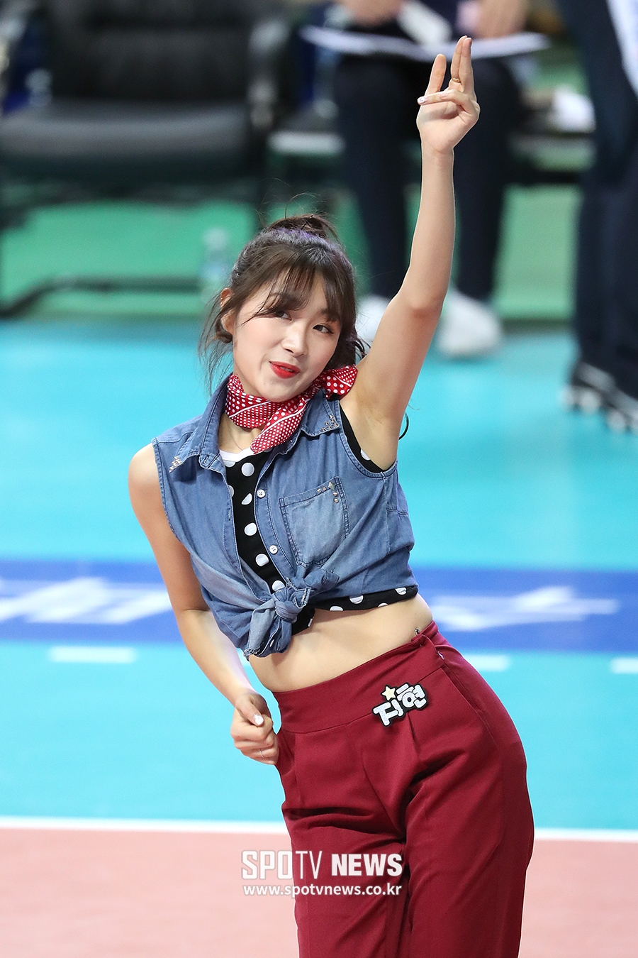 [포토S] 치어리더 안지현, 한줌 개미허리 뽐내는 복고 패션!