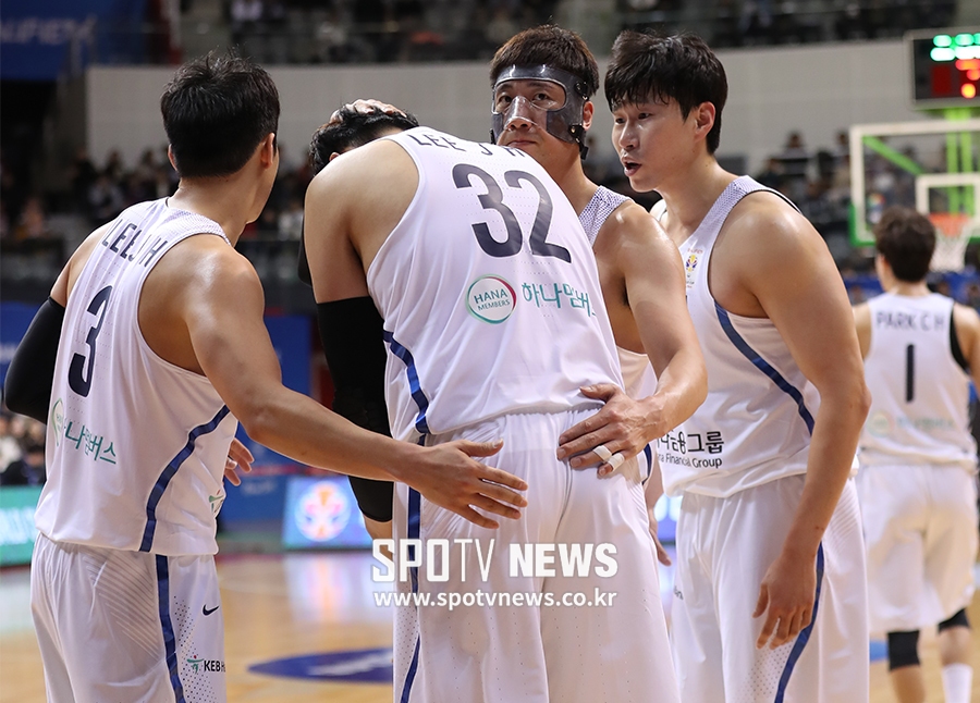 [포토S] 이종현 격려하는 선수들