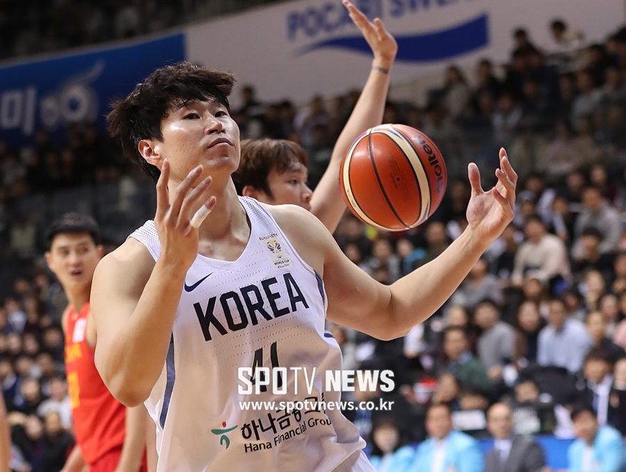 [포토S] 반칙 당하는 오세근
