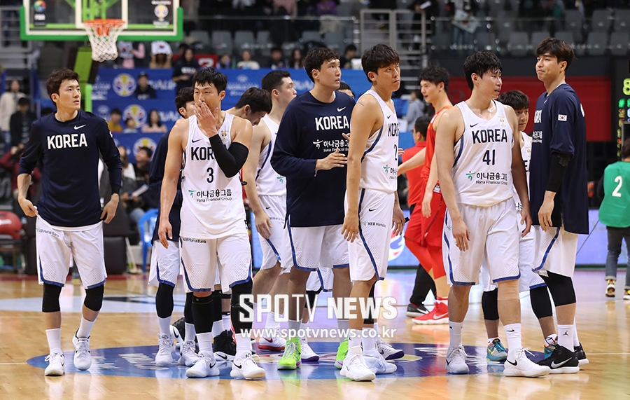 [포토S] 아쉬운 표정으로 코트 떠나는 농구 대표팀