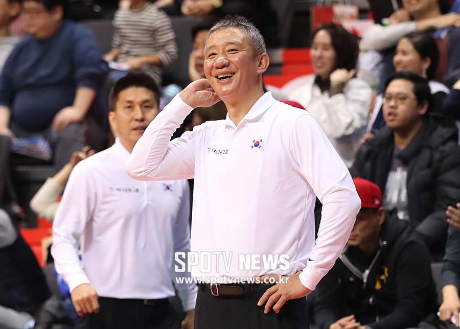 [포토S] 허재 감독, 계속되는 턴오버에 웃음만