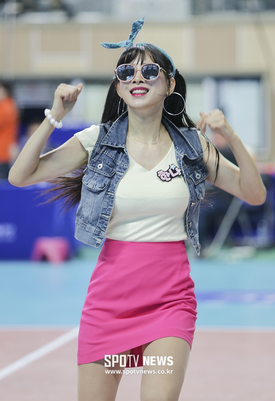 [포토S] 우리카드 치어리더, 볼륨감 뽐내며