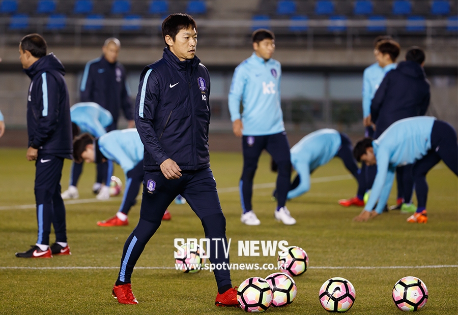 [포토S] 훈련 함께 하는 김남일 코치