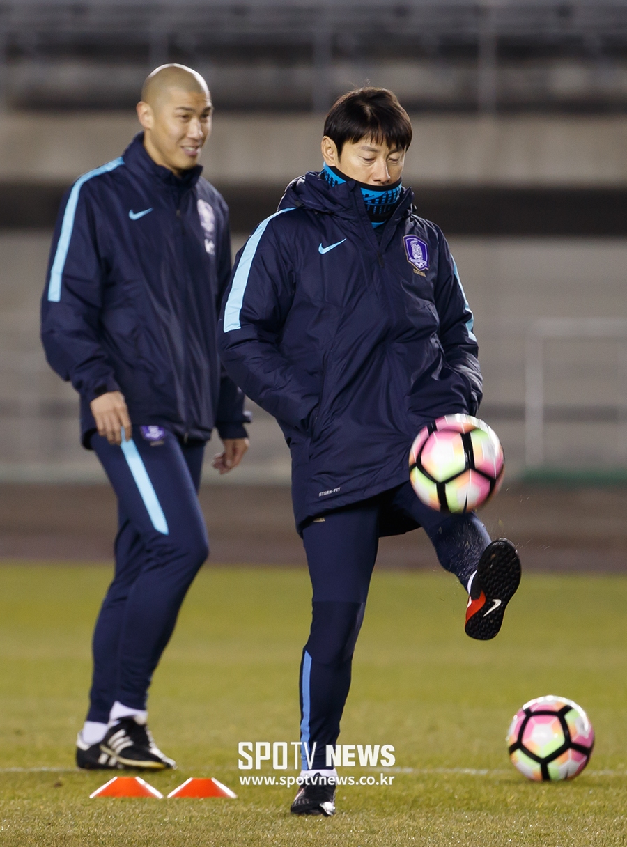 [포토S] 신태용 감독, 변함 없는 볼컨트롤