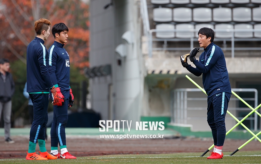 [포토S] 골키퍼 지도하는 김해운 코치