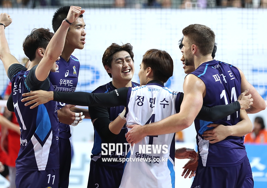 [포토S] 우리카드 정민수, 멋진 디그로 득점 성공