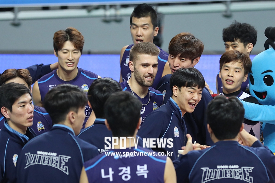[포토S] 우리카드, 승리의 미소 지으며