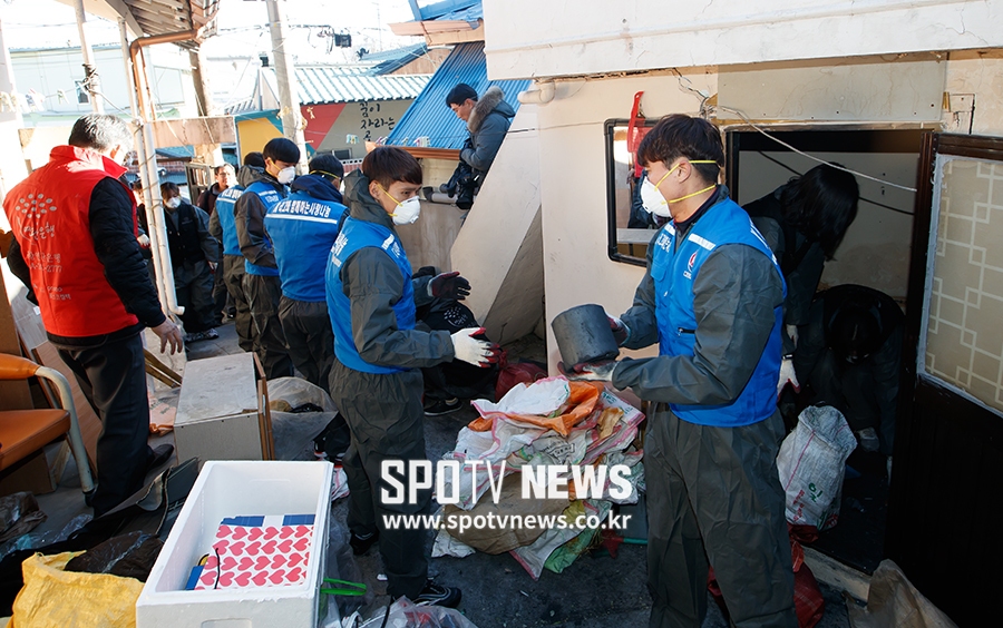 [포토S] 지진 피해지역 복구 돕는 K리그 주장들
