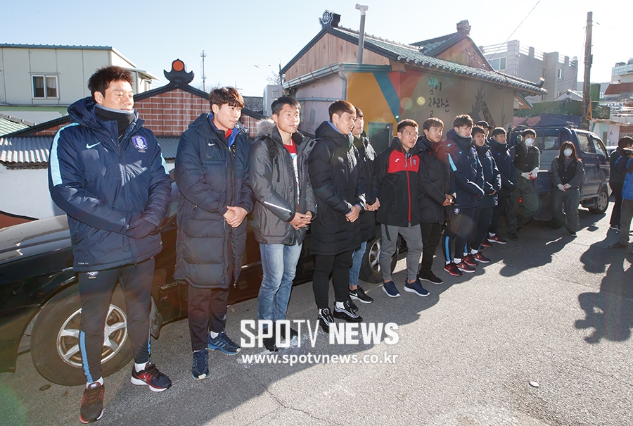 [포토S] 포항 지진 피해 현장 찾은 K리그 주장들