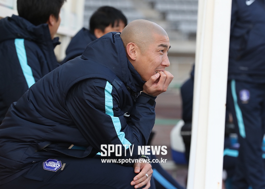 [포토S] 그라운드 바라보는 차두리 코치