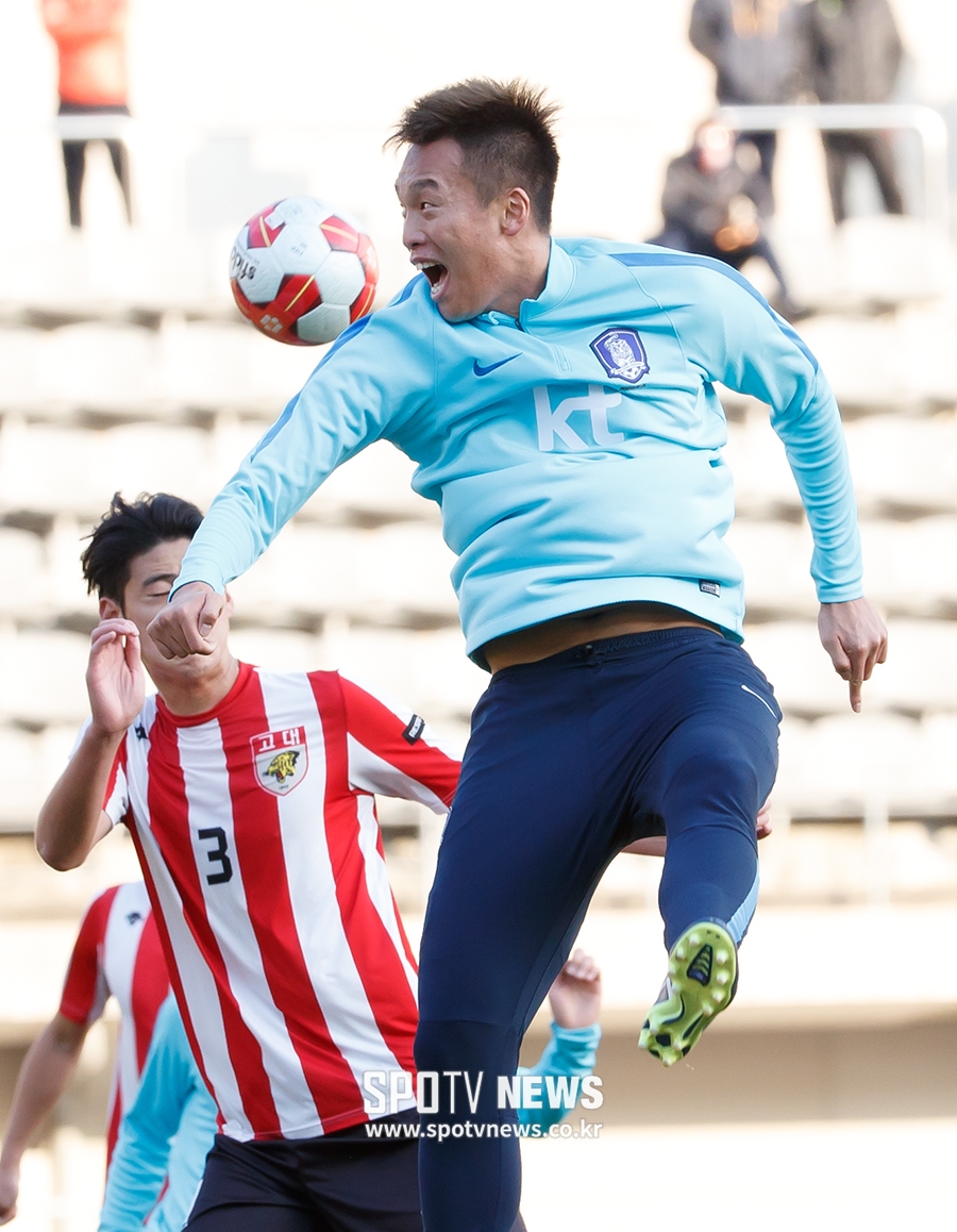 [포토S] 김신욱, 아쉬운 공중 볼