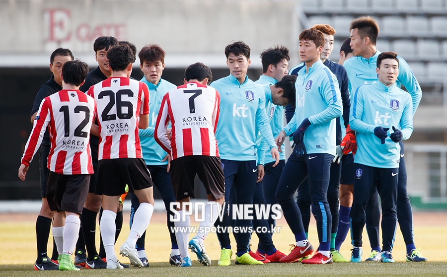 [포토S] 고려대 선수들과 인사하는 축구대표팀