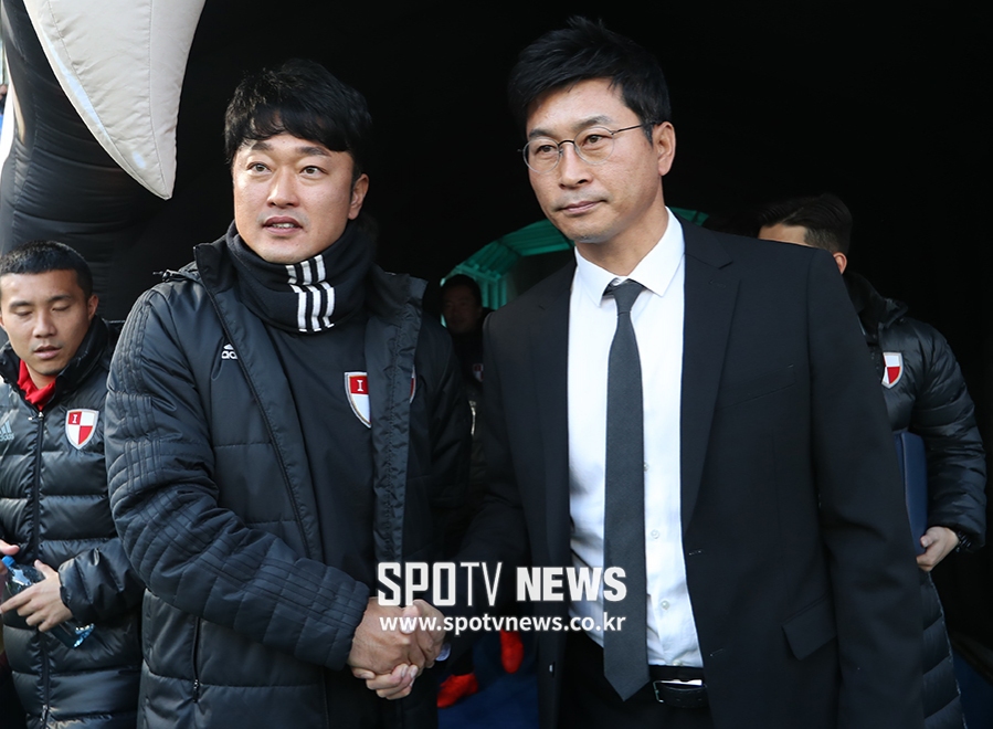 [포토S] 악수하는 이승엽 감독 대행-김도훈 감독