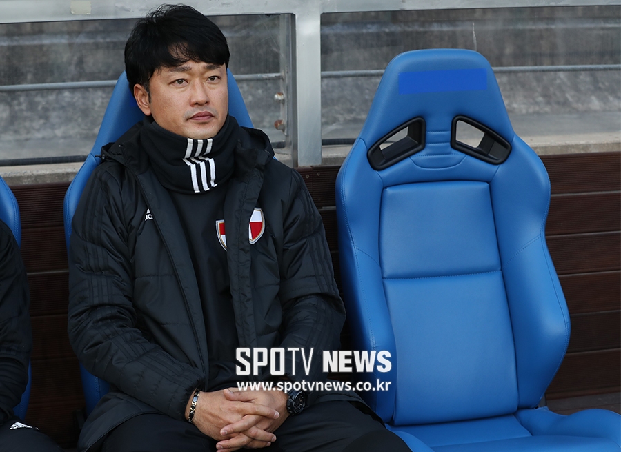 [포토S] 감독석 비워두고 앉은 이승엽 감독 대행