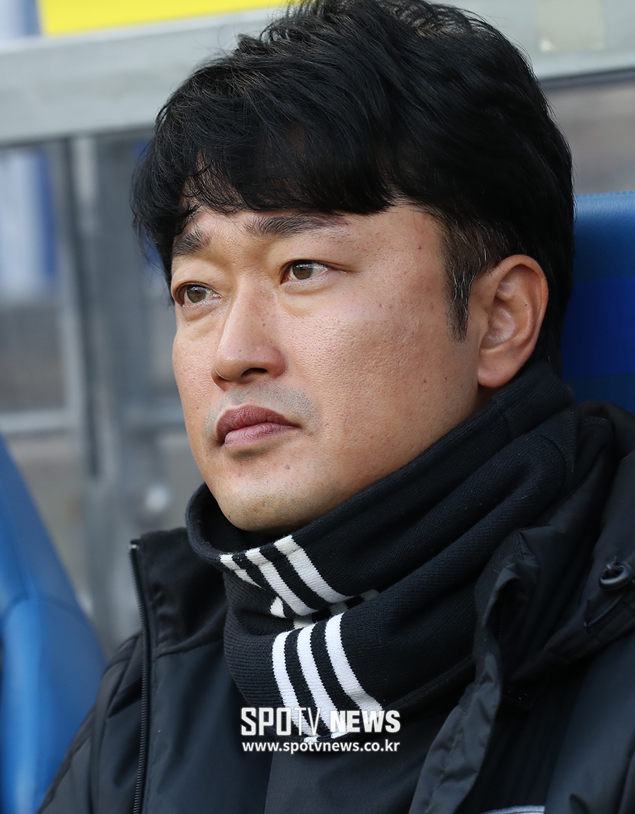[포토S] 그라운드 바라보는 이승엽 감독 대행