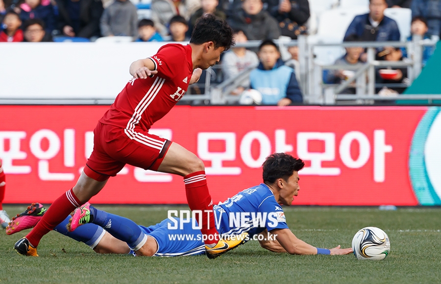 [포토S] 골문 앞에서 넘어지는 이종호
