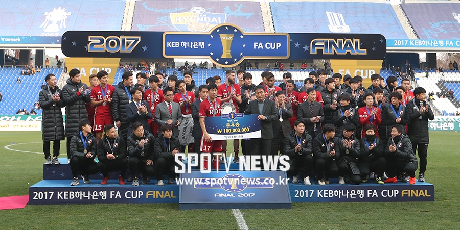 [포토S] FA컵 준우승 기념촬영 하는 부산 아이파크