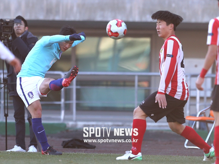 [포토S] 크로스 올리는 김민우