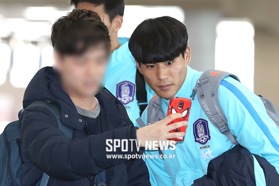 [포토S] 팬과 기념 촬영하는 진성욱