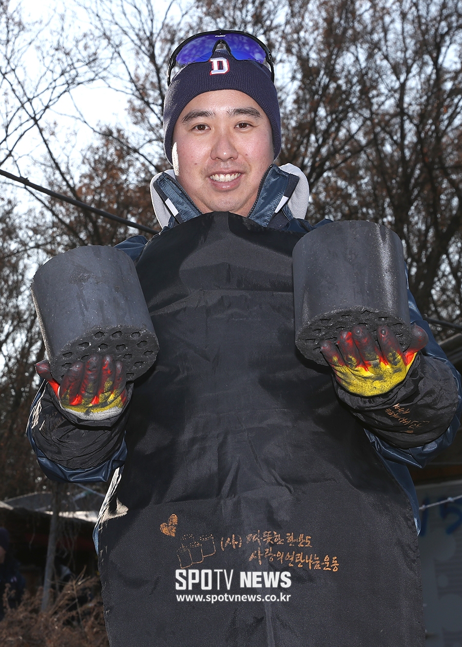 [포토S] 유희관, 사랑의 연탄 배달!