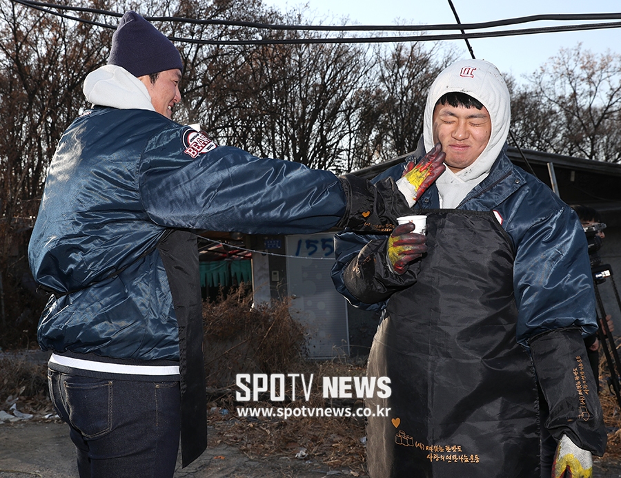 [포토S] 장민익, 이영하 얼굴에 연탄 묻히기