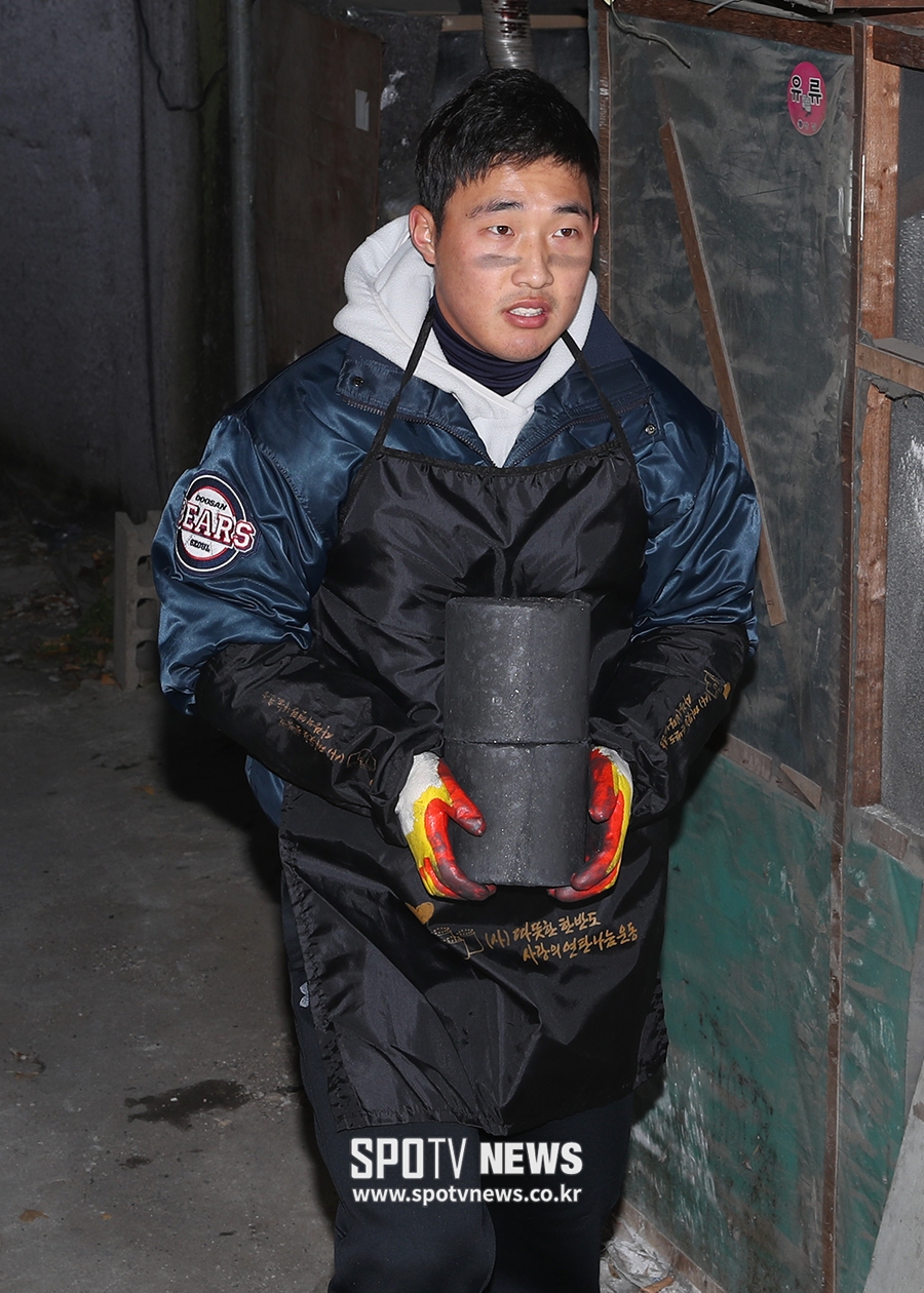 [포토S] 김인태, 연탄 소중히 들고