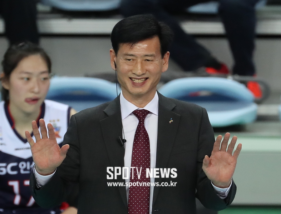 [포토S] 서남원 감독, '침착하게'