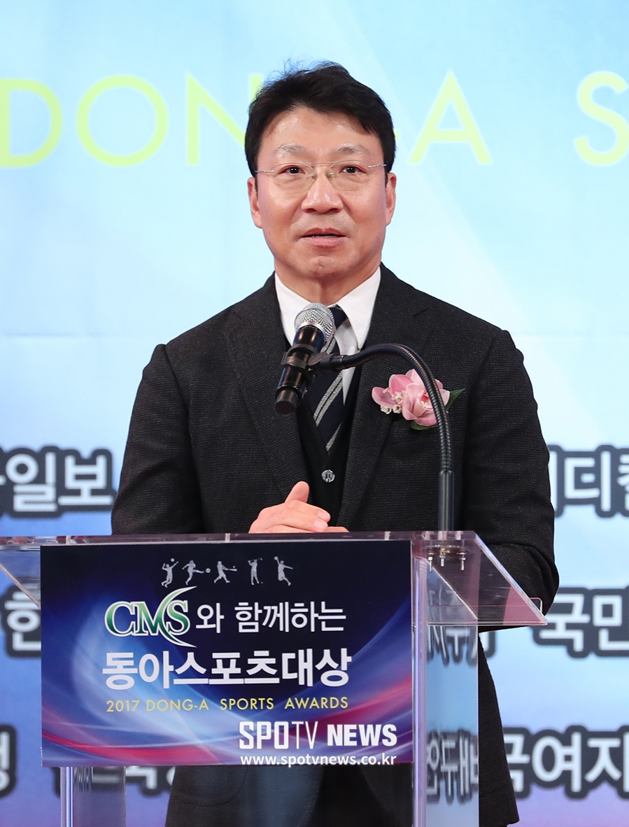 [포토S] 인사하는 동아일보 김재호 사장