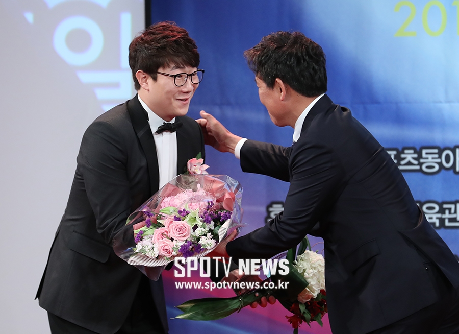 [포토S] 양현종에게 축하 꽃다발 건내는 조계현 단장
