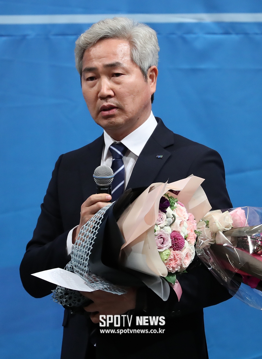 [포토S] 올해의 프런트상 수상한 이복근 팀장